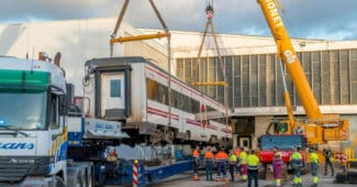 Remolque de una UT 447 siendo cargado en un camión en Fuente de San Luis para su traslado a Silla. © RENFE.