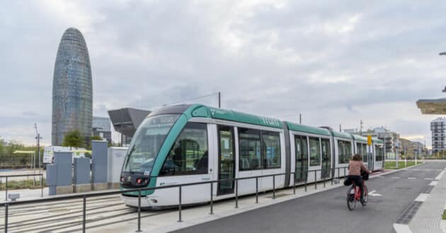 Tranvía de la familia Citadis de Alstom circulando sin catenaria por el nuevo tramo entre Glòries y Verdaguer. © ALSTOM.