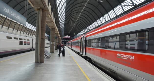 Tren de iryo, con la marca Frecciarossa 1000 de Trenitalia, en la estación de Sevilla Santa Justa. MIGUEL BUSTOS.