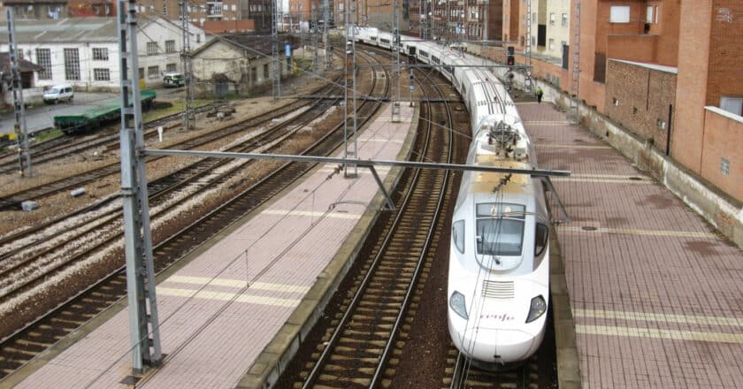 Tren de la serie 130 de Renfe, de la plataforma Talgo 250, el tren más numeroso de ancho variable. SMILEY.TOERIST,