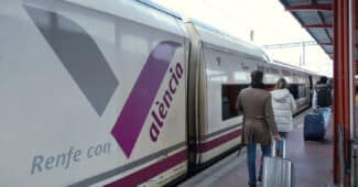 Tren solidario con València haciendo el primer AVE Madrid-València tras la DANA. © RENFE.