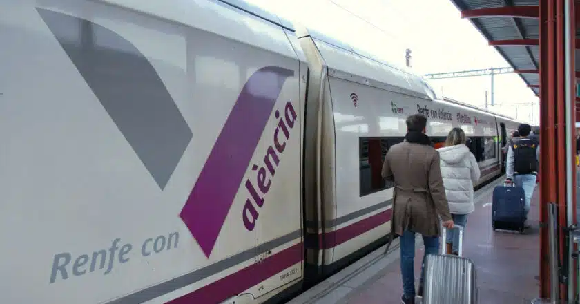 Tren solidario con València haciendo el primer AVE Madrid-València tras la DANA. © RENFE.