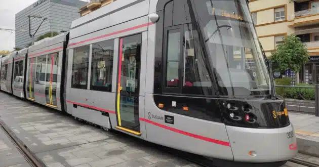 Uno de los nuevos tranvías Urbos del Metrocentro de Sevilla durante su primer día de servicio. © JAVILEZL.