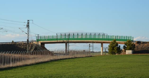 Detector de caída de objetos en un paso superior sobre la LAV Madrid-Levante. MIGUEL BUSTOS.