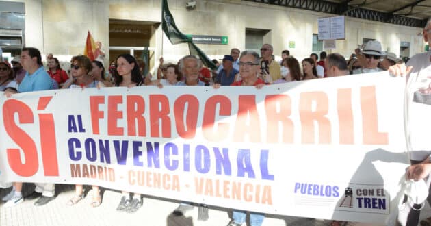 Manifestación de Pueblos con el Tren en Cuenca antes de la salida del último Regional. MIGUEL BUSTOS.