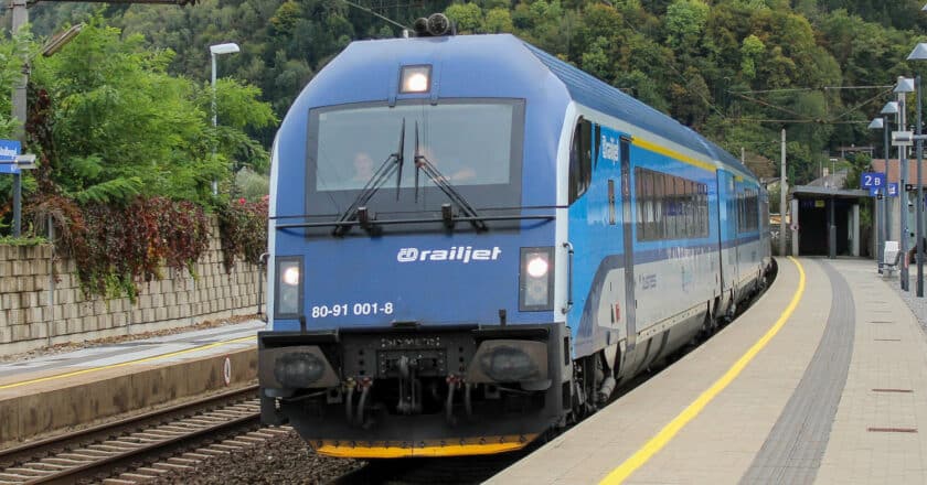 Tren Railjet, el de mayor categoría de České dráhy, en Judendorf-Straßengel. (CC BY SA) ARMIN ADEMOVIC.