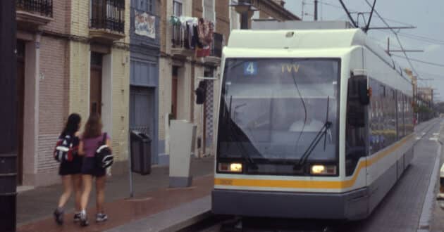 Unidad de la serie 3800 de FGV prestando servicio en la línea 4 del tranvía de Valencia en 1999. (CC BY SA) SMILEY.TOERIST.