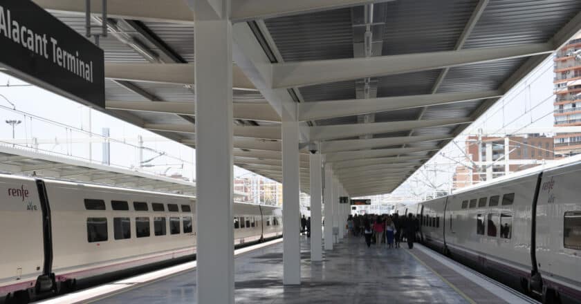 Trenes de la serie 100 de Renfe en la estación de Alicante. (CC BY SA) MIGUEL BUSTOS.