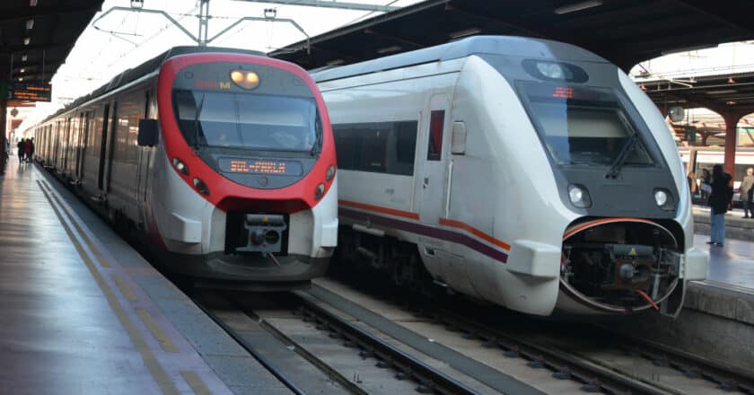 Trenes de Cercanías y Media Distancia de Renfe en la estación de Chamartín. MIGUEL BUSTOS.