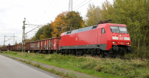 Tren de DB Cargo pasando por Ratingen-Lintorf hacia el sur. ALEX NOBLE.