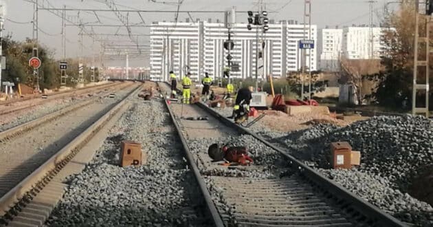 Personal trabajando en el tramo Alfafar-Catarroja. © MINISTERIO DE TRANSPORTES.