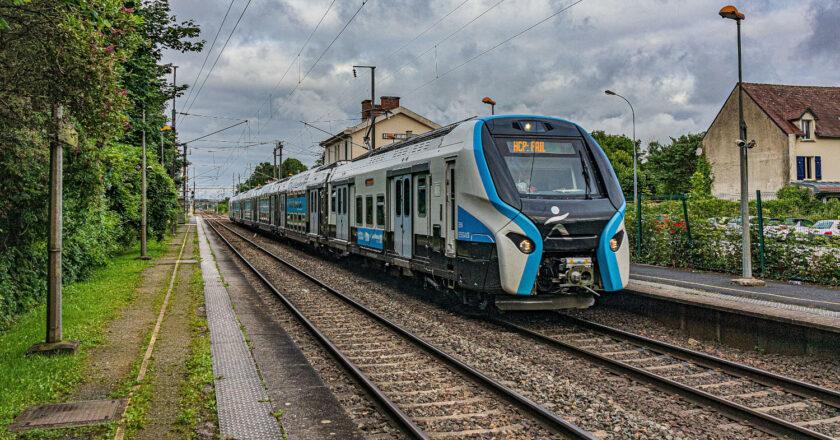 Tren Z58000 (RER NG) durante un viaje de pruebas en la estación de Nogent-l'Artaud-Charly. (CC BY SA) ADNANE.