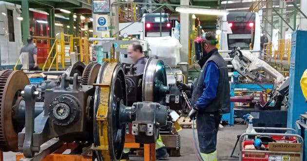 Trabajadores de FGV realizando labores de mantenimiento de la serie 4300 de Metrovalencia. © GENERALITAT VALENCIANA.