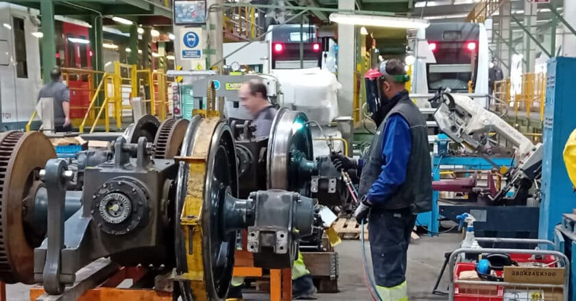 Trabajadores de FGV realizando labores de mantenimiento de la serie 4300 de Metrovalencia. © GENERALITAT VALENCIANA.