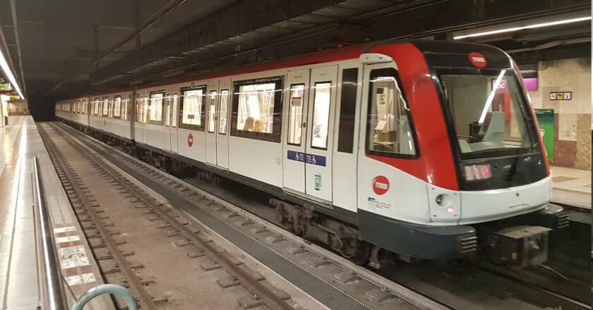 Tren de la serie 9000 de TMB en la estación de Sant Roc de la línea 2 del metro de Barcelona. 9PM.