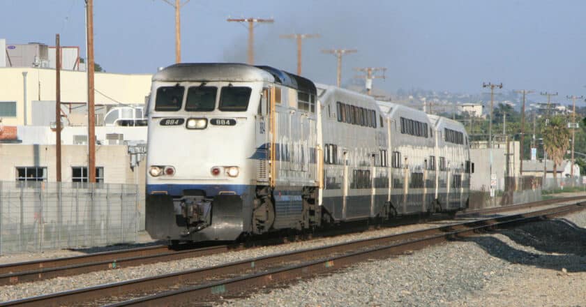 Tren de Metrolink con una locomotora MPI MP36PH-3C en cabeza. KWICKIE.