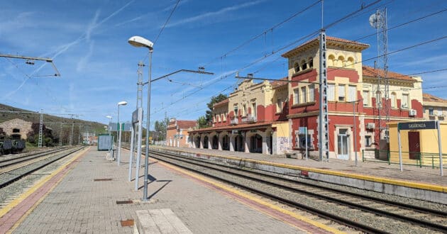 Estación de Sigüenza, una de las que aumentará la longitud de sus vías de apartado para la circulación de trenes de 750 m. (CC BY SA) RODELAR/WIKIMEDIA COMMONS. Imagen recortada.