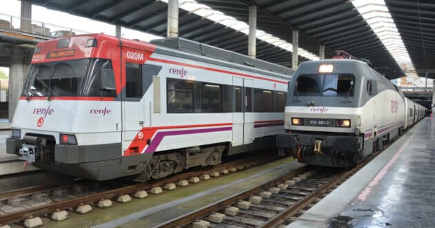 Penúltimo Intercity Madrid-Algeciras en Córdoba, junto a la 446-010. MIGUEL BUSTOS.