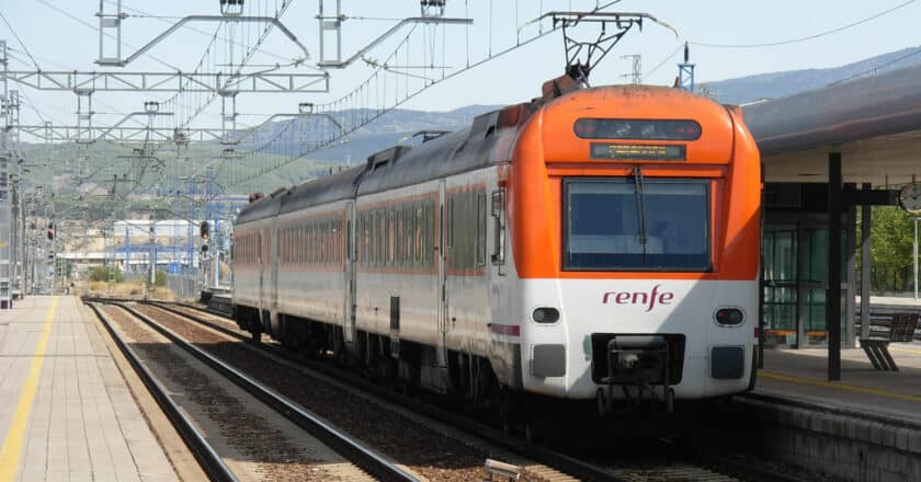 Tren de la serie 448 de Renfe Media Distancia en Calatayud. © MIGUEL BUSTOS.