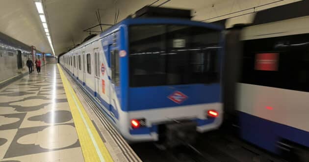 Trenes de las series 5000 y 7000 del metro de Madrid prestando servicio en la línea 9. © MIGUEL BUSTOS.