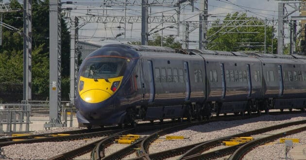 Tren de Southeastern saliendo de Londres-Saint Pancras hacia la HS1. (CC BY SA) MATTBUCK WIKIMEDIA COMMONS. Imagen recortada.