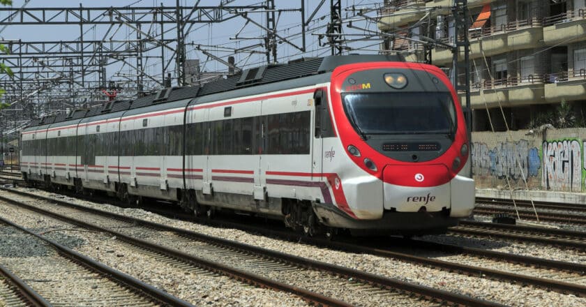 Tren Civia de la serie 465 de Renfe Cercanías Valencia. (CC BY SA) FALK2/WIKIMEDIA COMMONS. Imagen recortada.