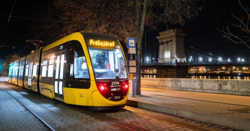 Uno de los nuevos tranvías Urbos de CAF durante sus primeras pruebas por las calles de Budapest. © BKK.