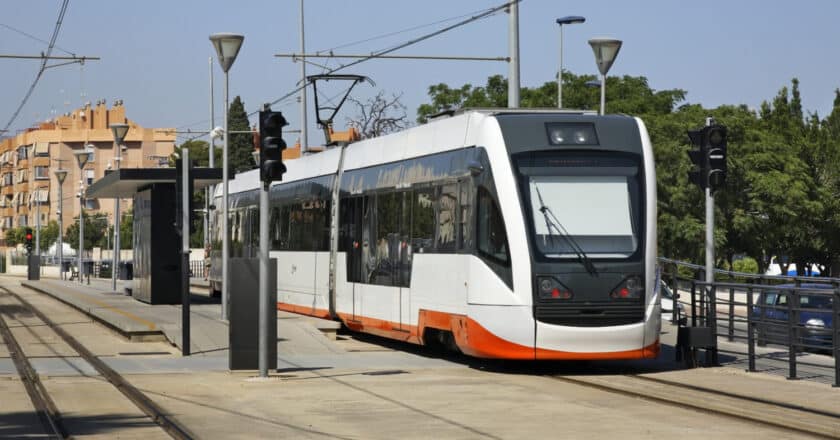 Unidad de la serie 4100 del TRAM d'Alacant. © ADOBE STOCK.