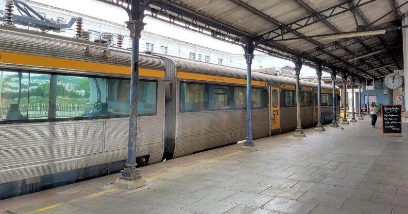 Andén de la estación de Coímbra con un tren regional de CP. (CC BY SA) ESTELA MARÍA GÓMEZ MARTÍN-WIKIMEDIA COMMONS. Imagen recortada.