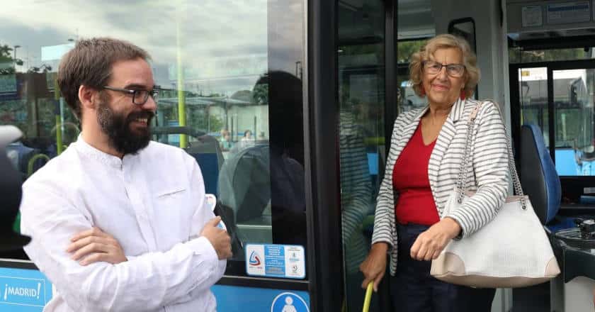 Álvaro Fernández Heredia, en su época de director Gerente de la EMT de Madrid, junto con Manuela Carmena. (CC BY SA) DIARIO DE MADRID-WIKIMEDIA COMMONS. Imagen recortada.