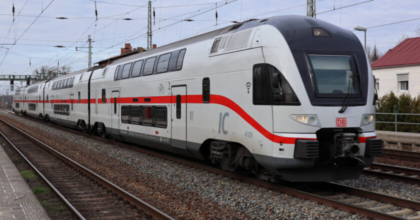 Tren de la serie 4110 con la decoración Intercity de Deutsche Bahn. (CC BY SA) MIRKONE-WIKIMEDIA COMMONS. Imagen recortada.