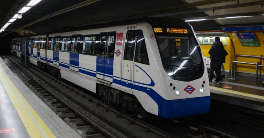 Tren de la serie 3400 del metro de Madrid en la estación de Goya de la línea 4. © MIGUEL BUSTOS.