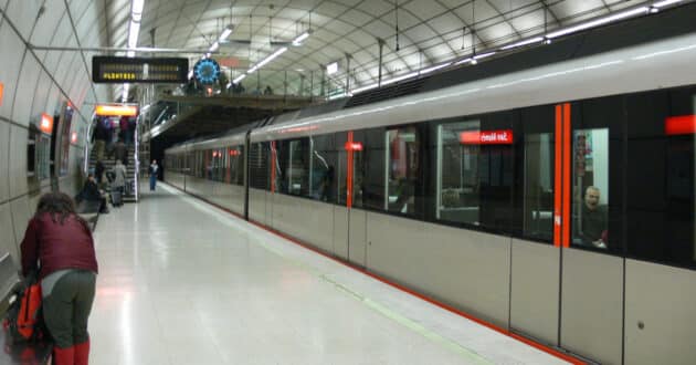 Metro Bilbao train at San Mamés station (CC BY SA) ANDREAS PRAEFCKE/WIKIMEDIA COMMONS. Cropped image.