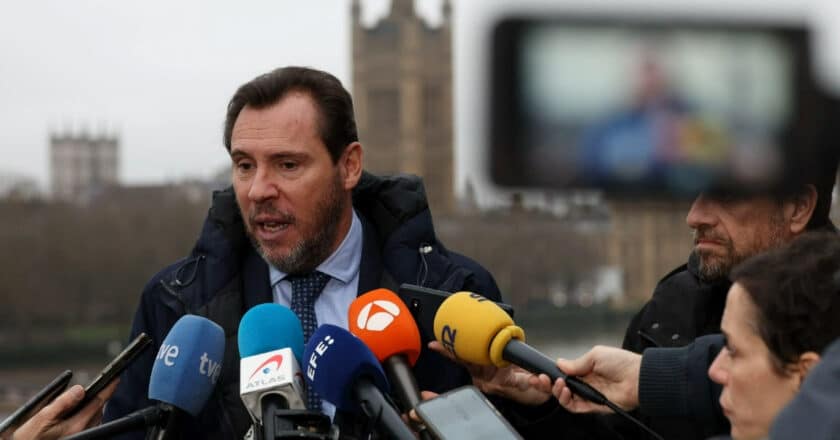 Óscar Puente atendiendo a los medios en Londres tras su reunión con el Secretario General de la OMI. © MINISTERIO DE TRANSPORTES Y MOVILIDAD SOSTENIBLE.