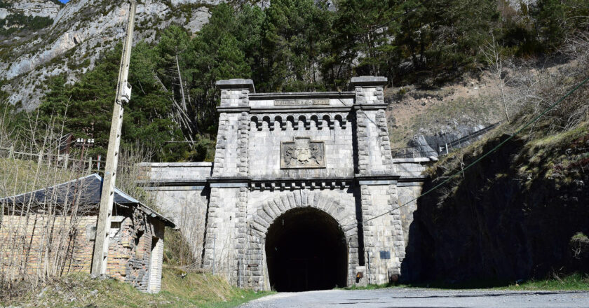 Boca del túnel de Somport en el lado español. (CC BY SA) MARC CELEIRO-WIKIMEDIA COMMONS. Imagen recortada.