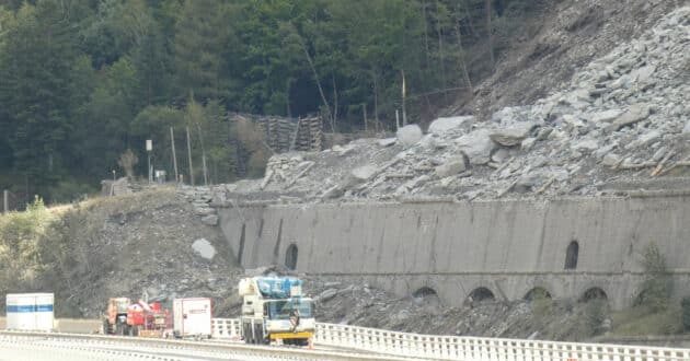 Primeros trabajos tras el derrumbamiento que cortó el tráfico ferroviario por la línea del Frejús. (CC BY SA) DAVID.MONNIAUX-WIKIMEDIA COMMONS. Imagen recortada.