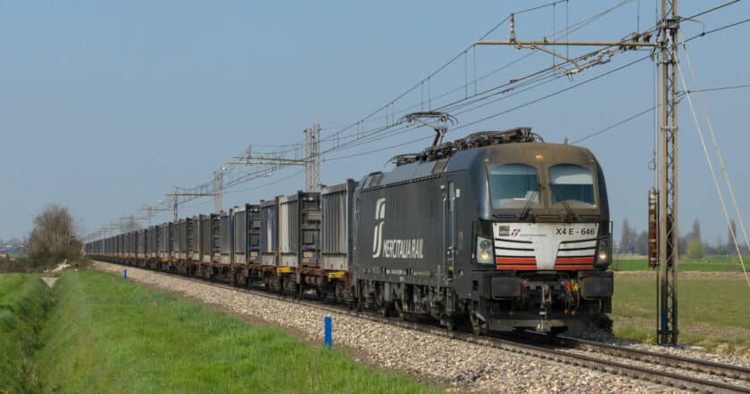 Tren de mercancías de Mercitalia circulando entre Cremona y Piadena. (CC BY SA) ANDREA FRIGEIRO-WIKIMEDIA COMMONS. Imagen recortada.