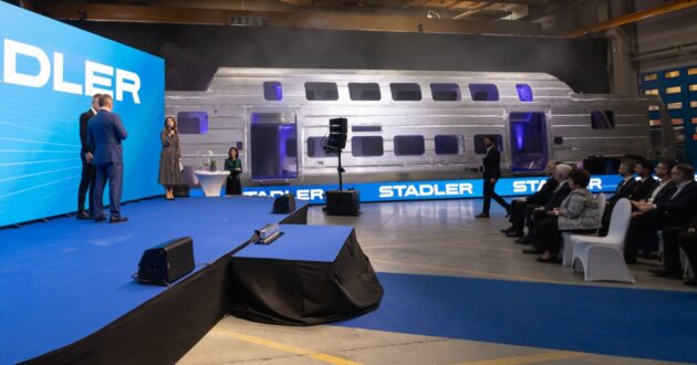 Imagen de la celebración junto a la carrocería recién fabricada. © STADLER.