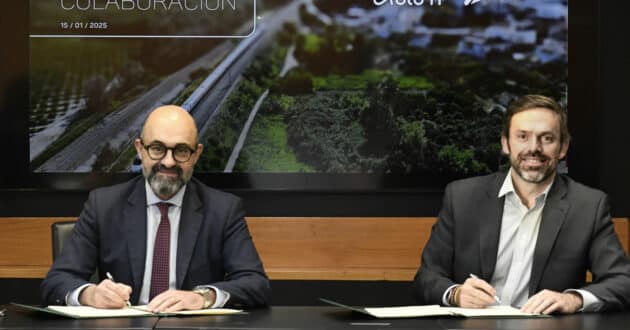 Pedro Marco de la Peña, President of Adif and Ignacio Casajús, PGlobal Strategy & Growth Lead of Exolum during the signing ceremony. © ADIF.