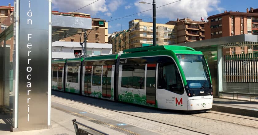 Tranvía del metro de Granada en la parada de la estación de ferrocarrl. (CC BY SA) ANDREUVV-WIKIMEDIA COMMONS. Imagen recortada.