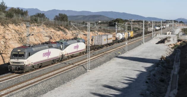 Tren de Renfe Mercancías circulando por el tramo de la Línea Figueras-Perpiñán. © LFP PERTHUS.