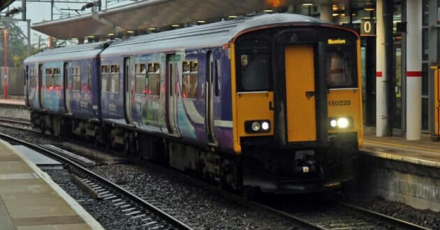 Tren de la serie 150 de Northern Trains en Stockport. (CC BY SA) EL POLLOCK/GEOGRAPH.ORG.UK