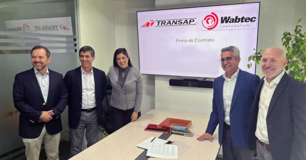 Responsables de Transap y Wabtec durante la firma del contrato. © WABTEC.