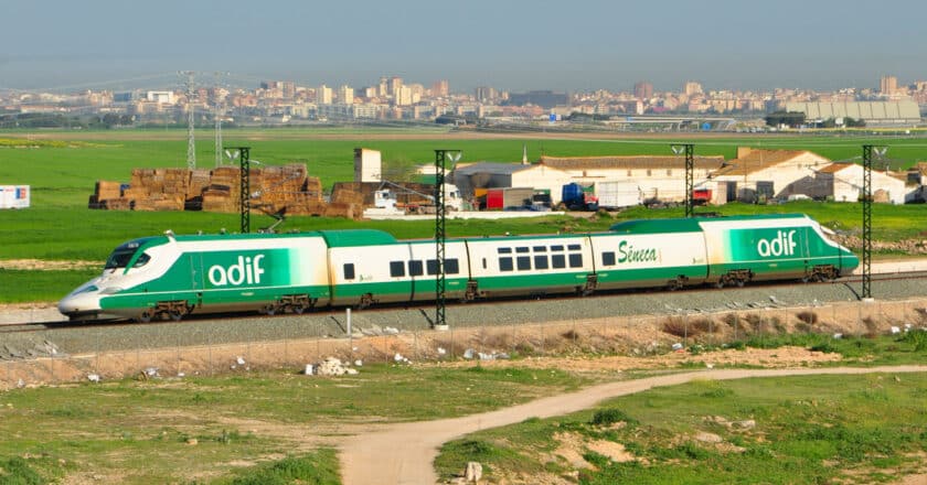 Tren Séneca de Adif AV en la provincia de Albacete. (CC BY SA) PEDRO NIETO ABAD-WIKIMEDIA COMMONS. Imagen recortada.