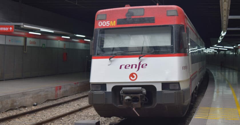 Tren de la serie 447 de Cercanías Valencia en la estación de Gandía (CC BY SA) CHAKORN1-WIKIMEDIA COMMONS. Imagen recortada.