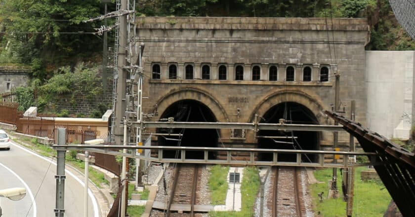 Entrada al túnel de Simplon del lado italiano. (CC BY SA) HP.BAUMELER-WIKIMEDIA COMMONS. Imagen recortada