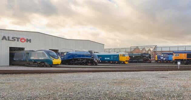 Trenes de diversas épocas en la factoría de Alstom en Derby, Inglaterra. © ALSTOM.