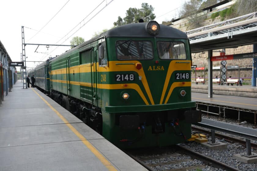 Tren de Felipe II, operado por ALSA Rail, en la estación de Príncipe Pío. © MIGUEL BUSTOS.