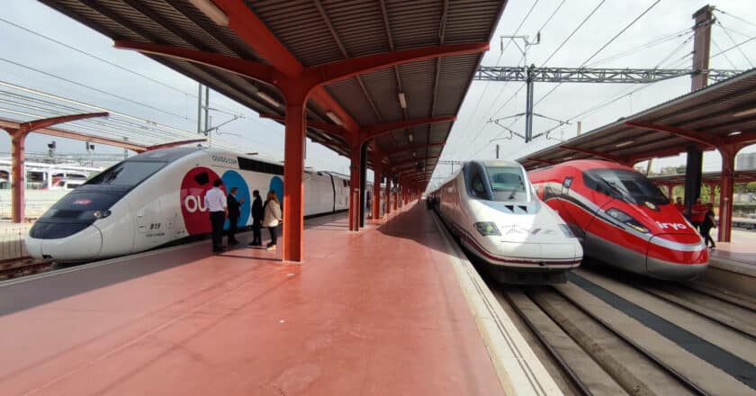 Trenes de Ouigo, Renfe e iryo, operadores que ya compiten y que están interesados en la segunda fase de la liberalización, en la estación de Madrid-Chamartín. © MIGUEL BUSTOS.