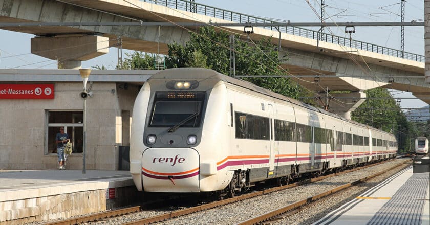 Trenes de la serie 449 de Media Distancia en la estación de Maçanet-Massanes. (CC BY SA) PETER ELEKTRO-WIKIMEDIA COMMONS. Imagen recortada.